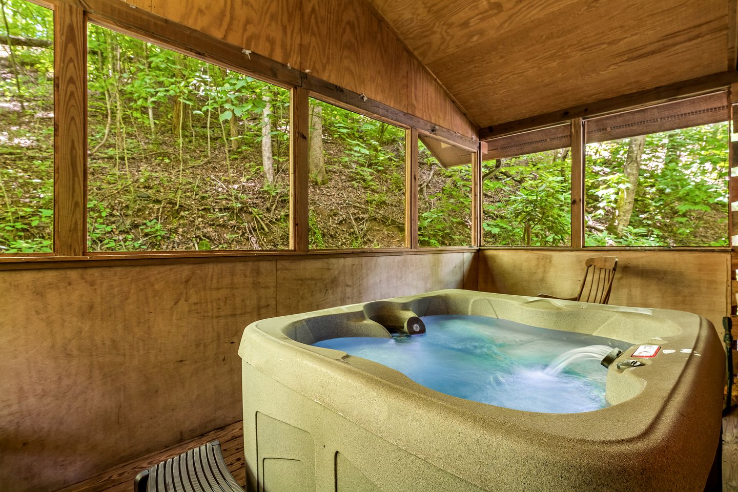 Adorable Cabin with High Ceilings and Plenty of Room in Sevierville, Tennessee