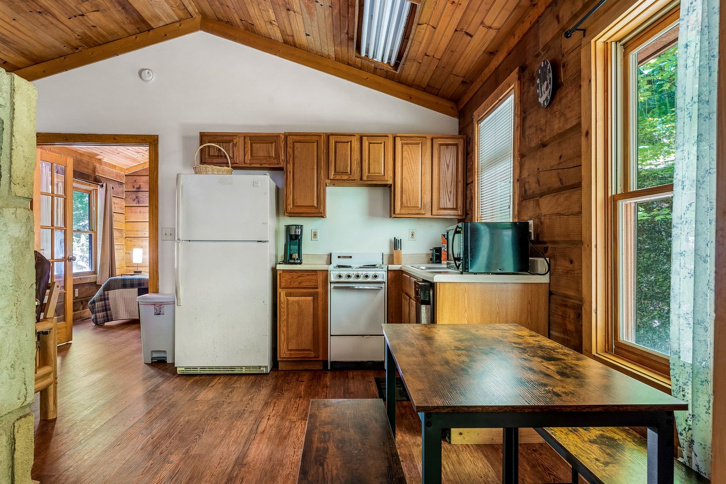 Adorable Cabin with High Ceilings and Plenty of Room in Sevierville, Tennessee
