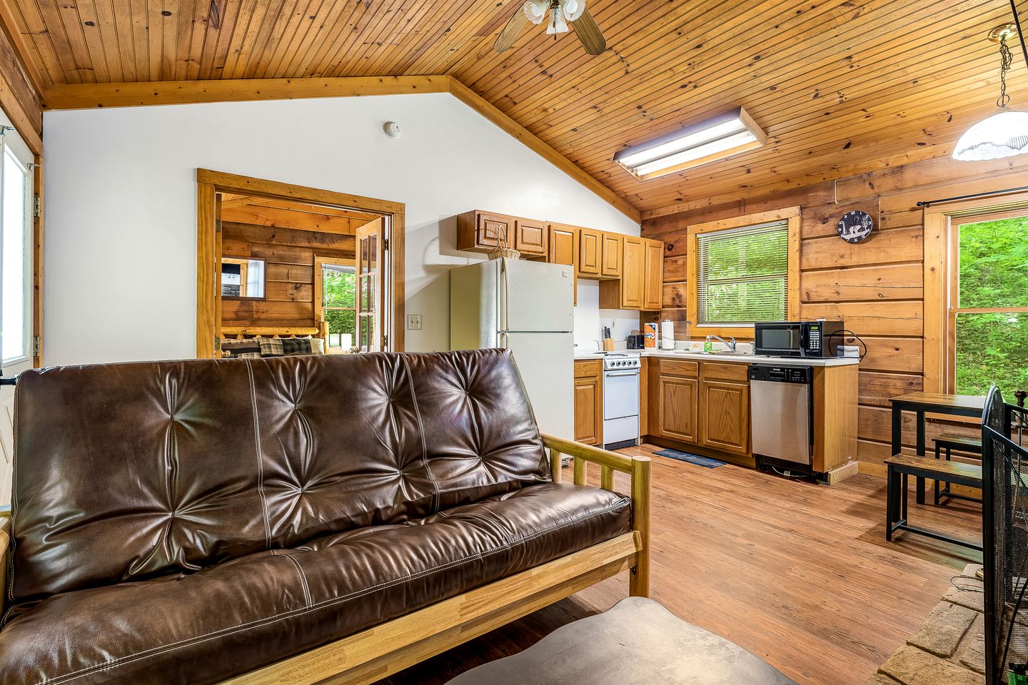 Adorable Cabin with High Ceilings and Plenty of Room in Sevierville, Tennessee