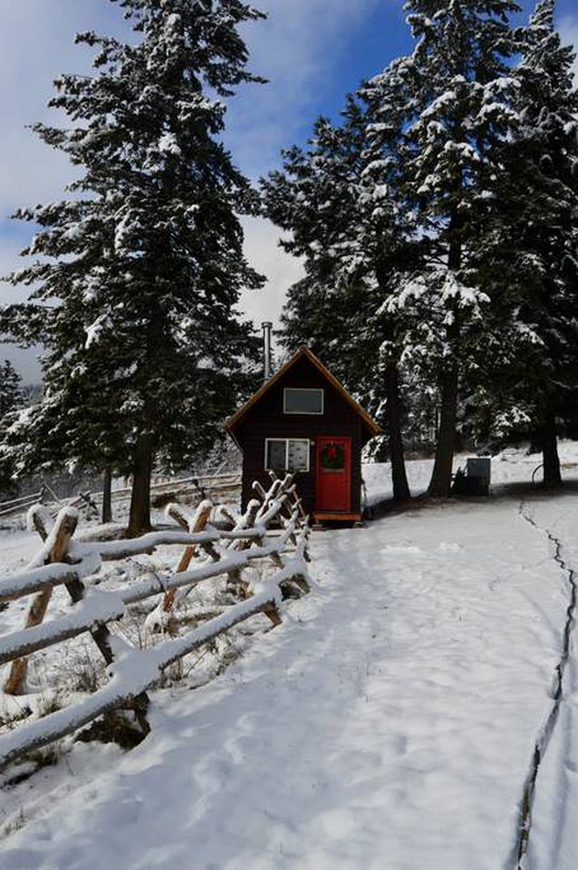 Adorable Cabin Rental with Fireplace for a Couples' Vacation near Post Falls, Idaho