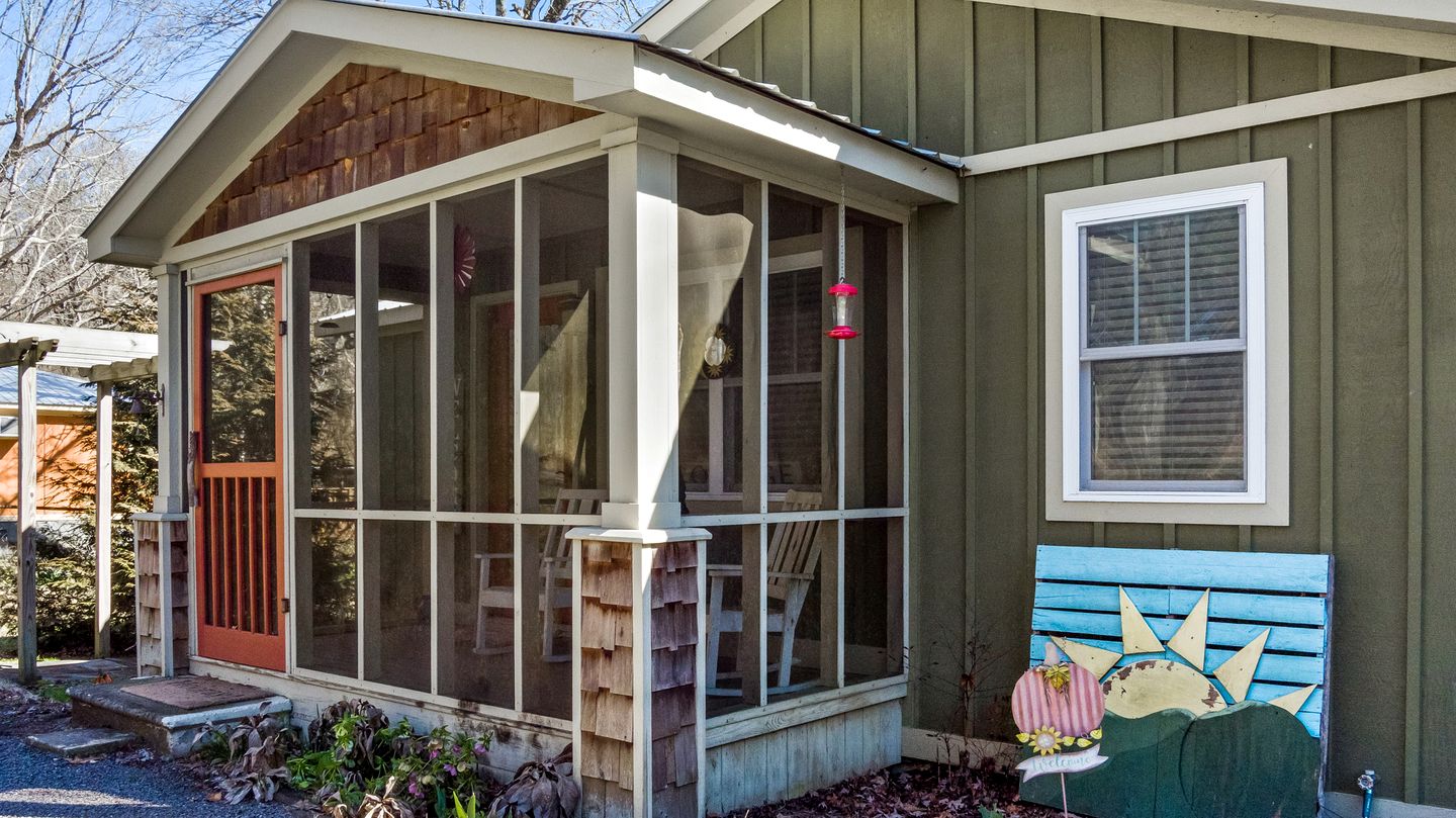 Adorable Cottage with Fire Pit, Yard and Jacuzzi in Mentone, Alabama
