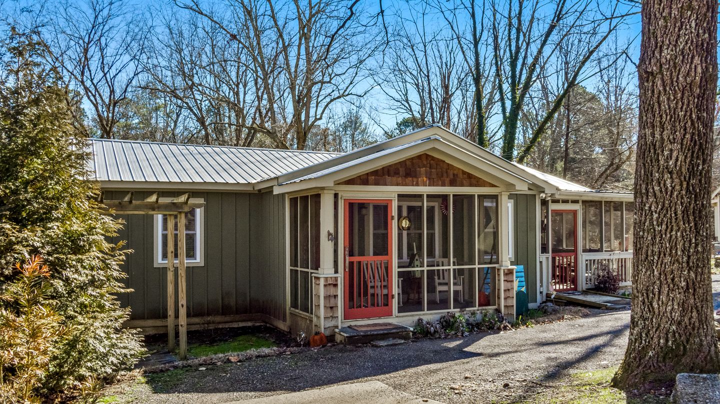 Adorable Cottage with Fire Pit, Yard and Jacuzzi in Mentone, Alabama