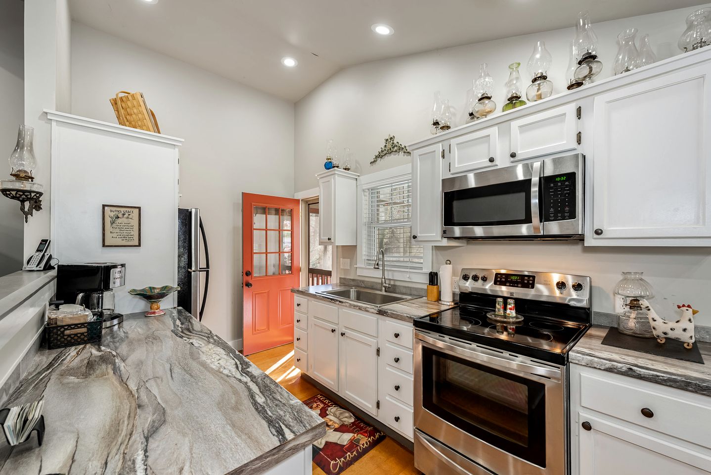 Adorable Cottage with Fire Pit, Yard and Jacuzzi in Mentone, Alabama