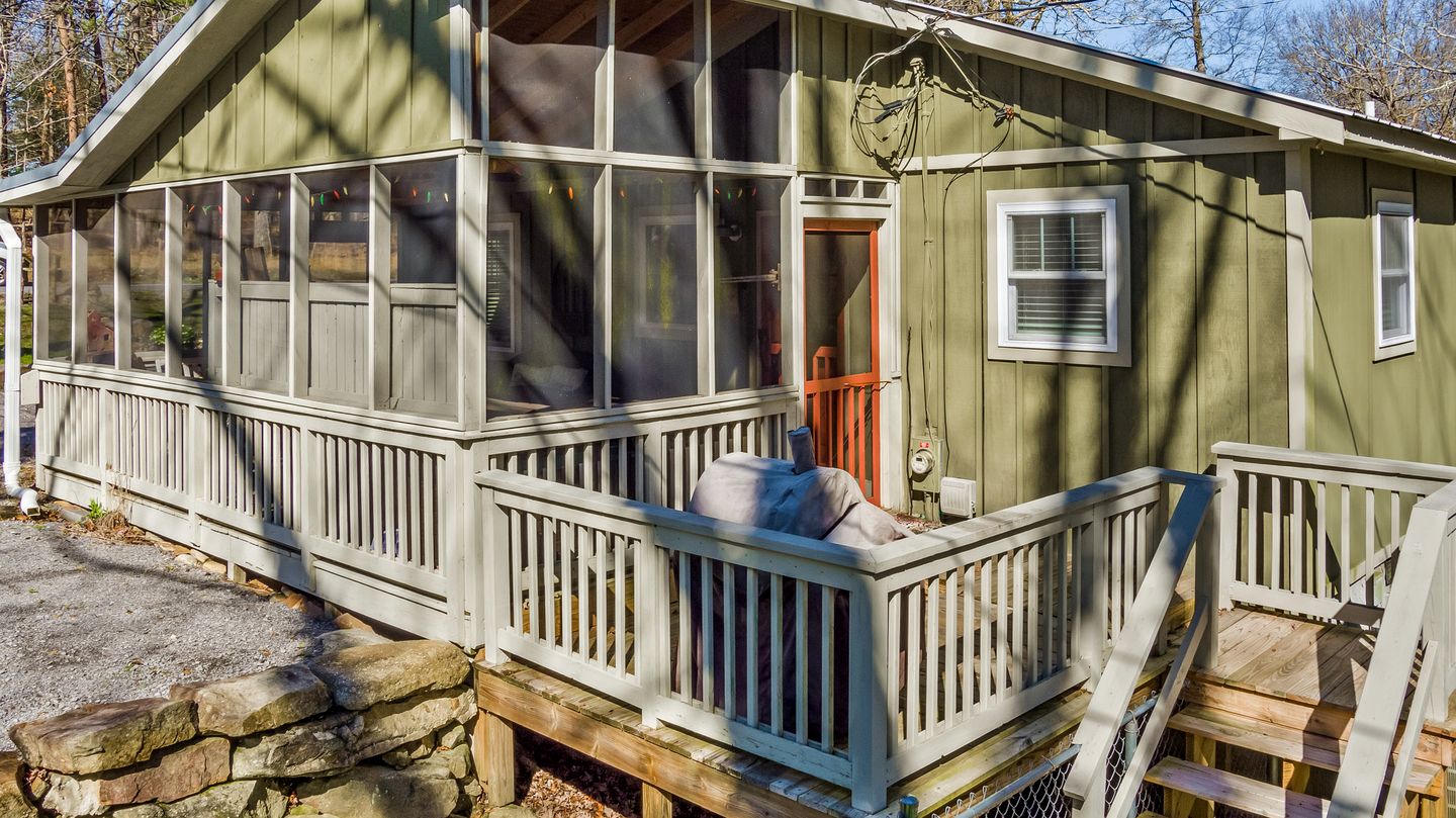 Adorable Cottage with Fire Pit, Yard and Jacuzzi in Mentone, Alabama