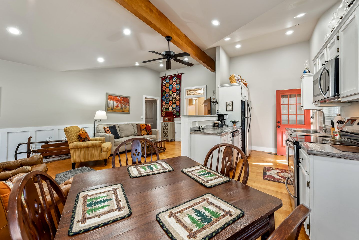 Adorable Cottage with Fire Pit, Yard and Jacuzzi in Mentone, Alabama
