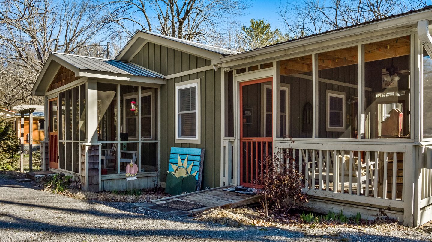 Adorable Cottage with Fire Pit, Yard and Jacuzzi in Mentone, Alabama