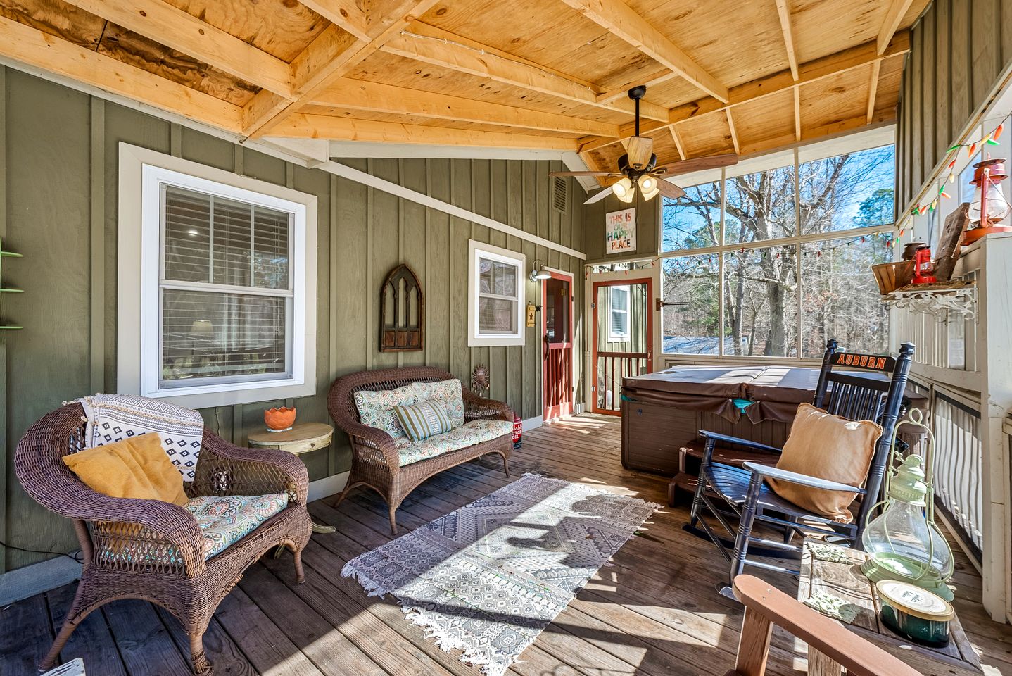 Adorable Cottage with Fire Pit, Yard and Jacuzzi in Mentone, Alabama