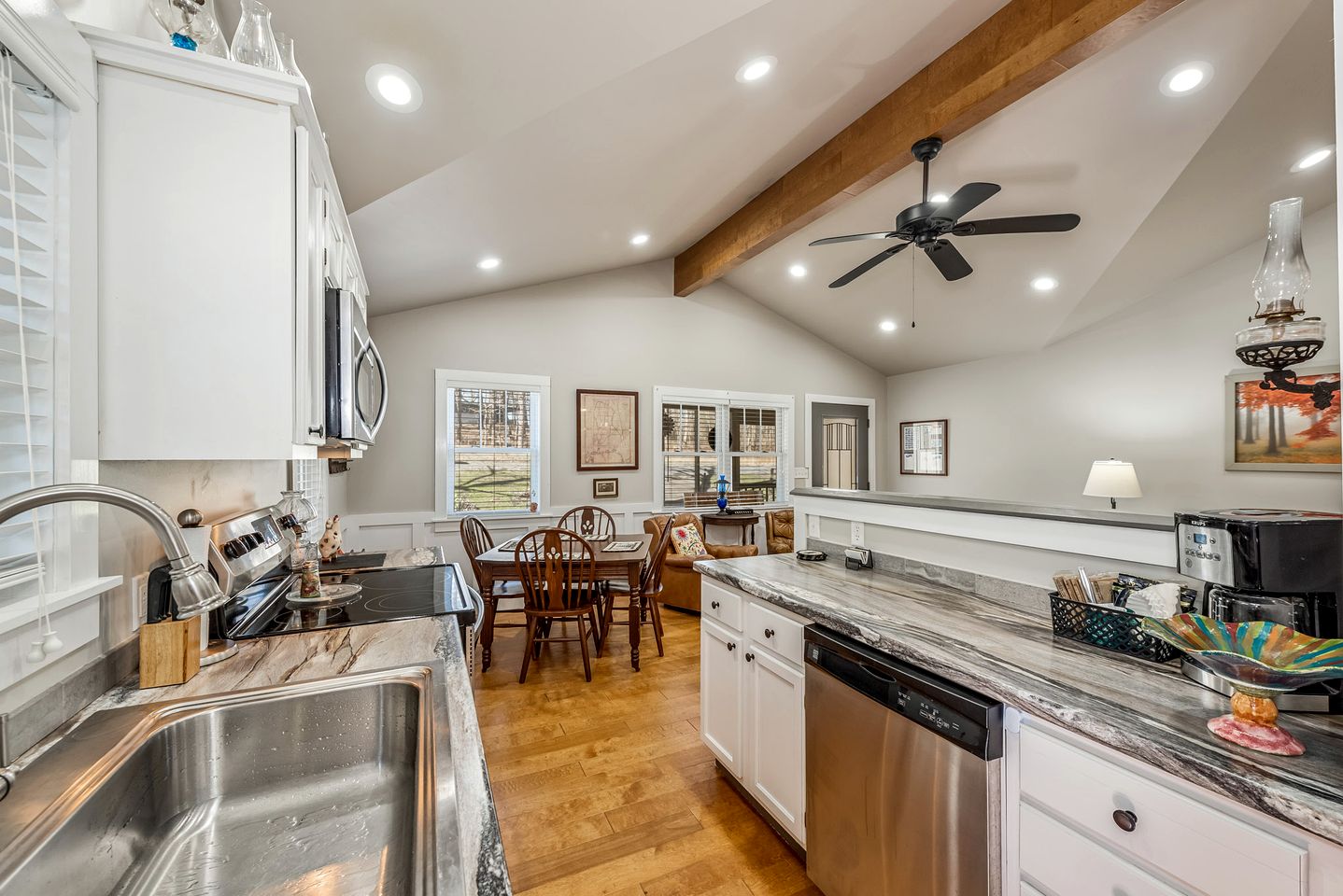 Adorable Cottage with Fire Pit, Yard and Jacuzzi in Mentone, Alabama
