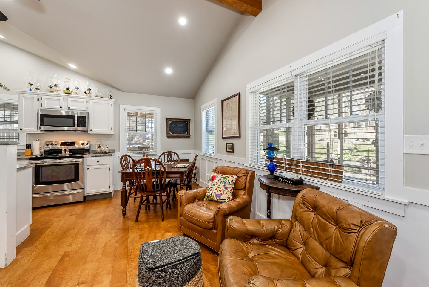 Adorable Cottage with Fire Pit, Yard and Jacuzzi in Mentone, Alabama