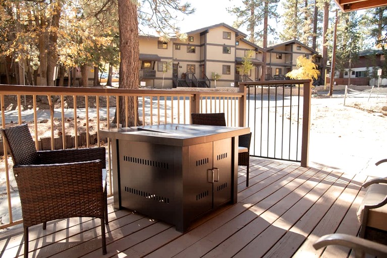 Cabins (United States of America, Big Bear Lake, California)