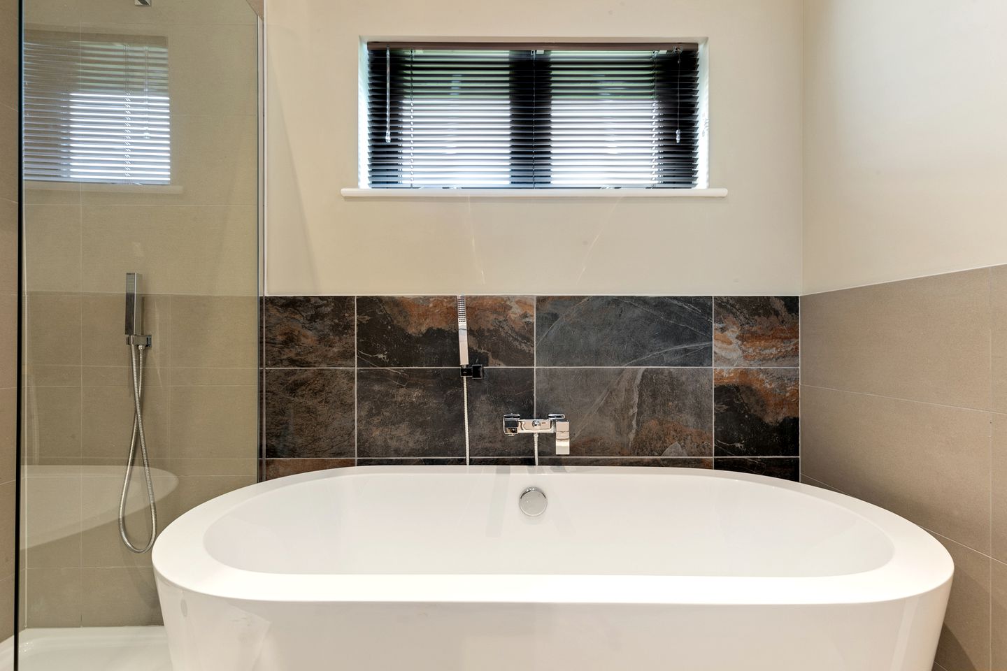 Modern Lodge Retreat with Hot Tub near Tenby’s Award-Winning Beaches, Pembrokeshire