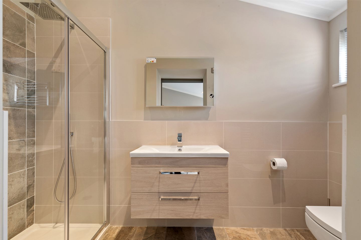 Modern Lodge Retreat with Hot Tub near Tenby’s Award-Winning Beaches, Pembrokeshire