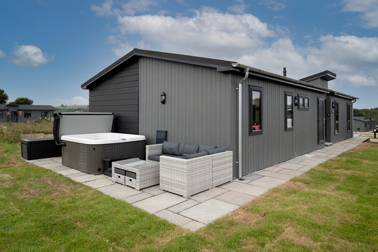 Modern Lodge Retreat with Hot Tub near Tenby’s Award-Winning Beaches, Pembrokeshire