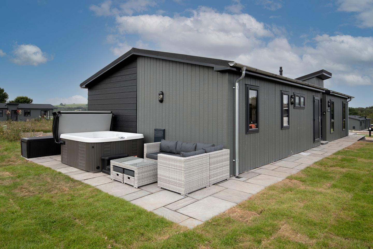 Modern Lodge Retreat with Hot Tub near Tenby’s Award-Winning Beaches, Pembrokeshire