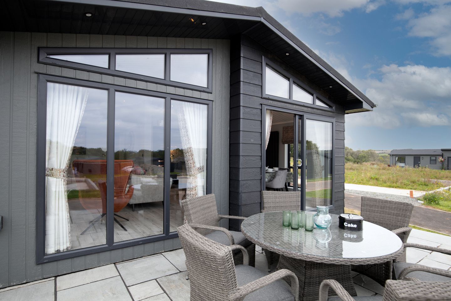 Modern Lodge Retreat with Hot Tub near Tenby’s Award-Winning Beaches, Pembrokeshire