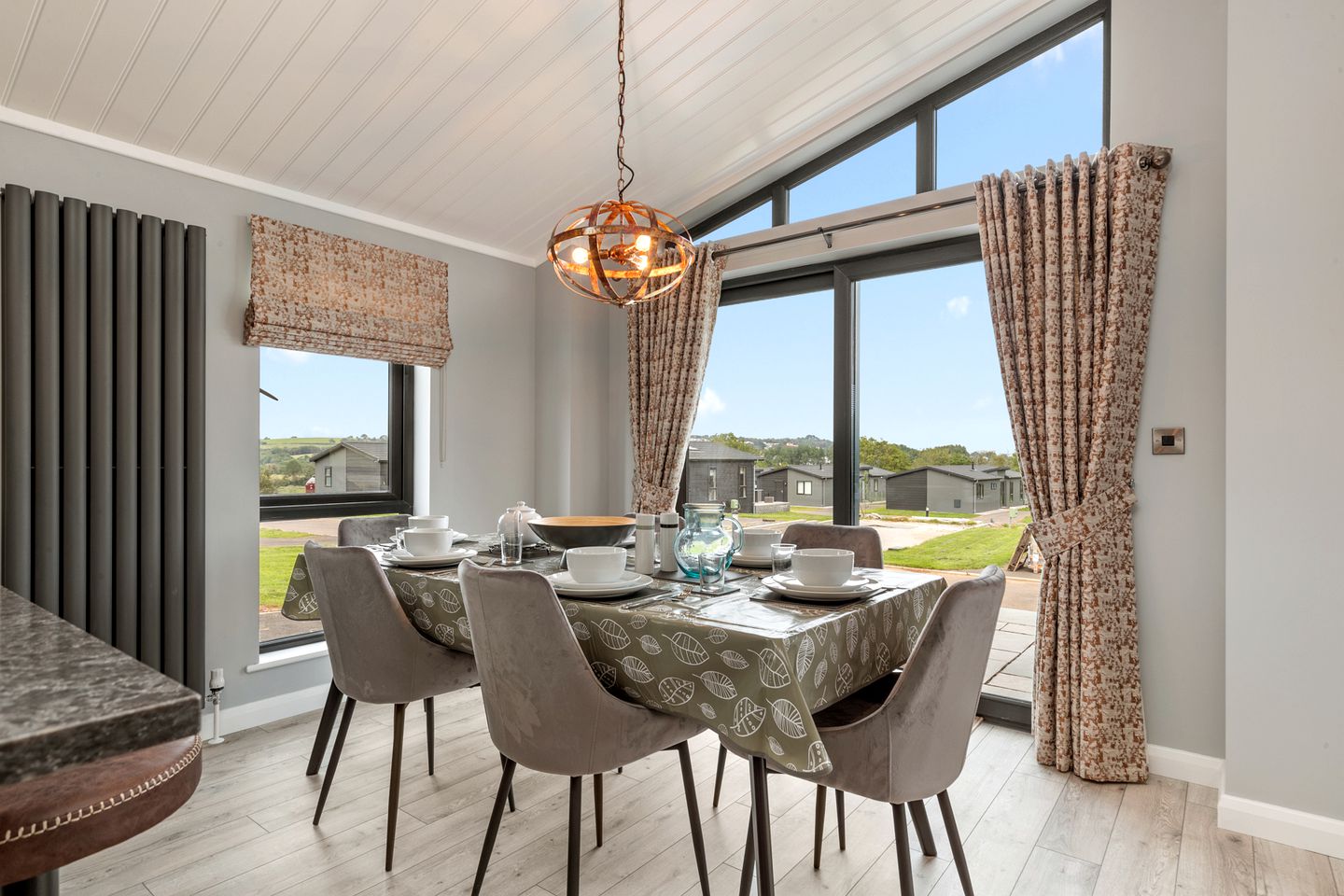Modern Lodge Retreat with Hot Tub near Tenby’s Award-Winning Beaches, Pembrokeshire