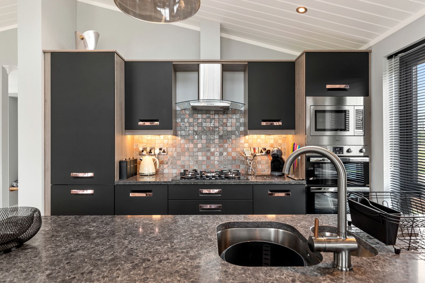 Modern Lodge Retreat with Hot Tub near Tenby’s Award-Winning Beaches, Pembrokeshire