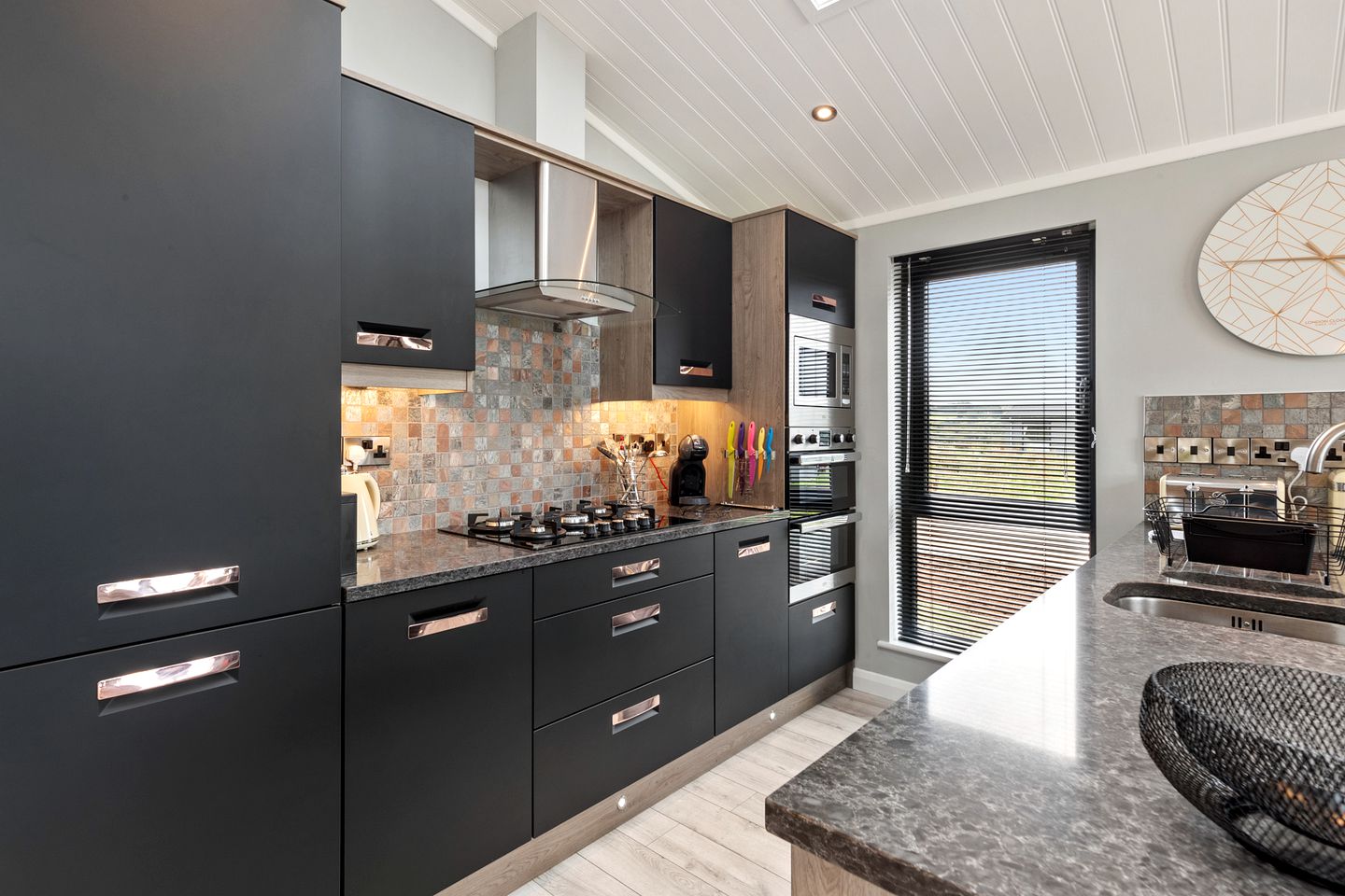 Modern Lodge Retreat with Hot Tub near Tenby’s Award-Winning Beaches, Pembrokeshire