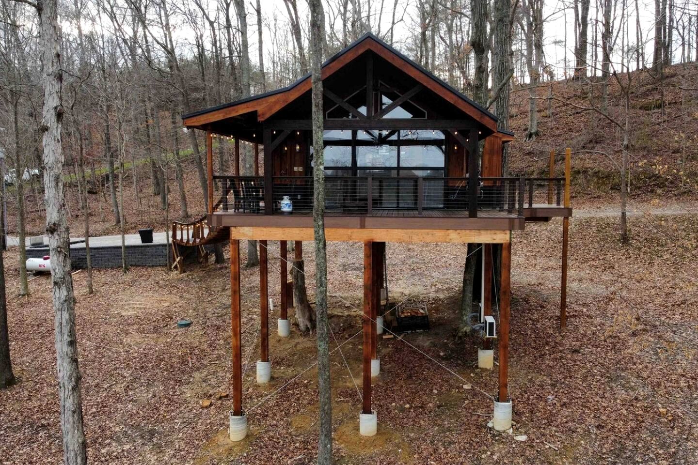Luxury Lakeview Treehouse with Hot Tub and Private Dock Near Lake Malone, Kentucky