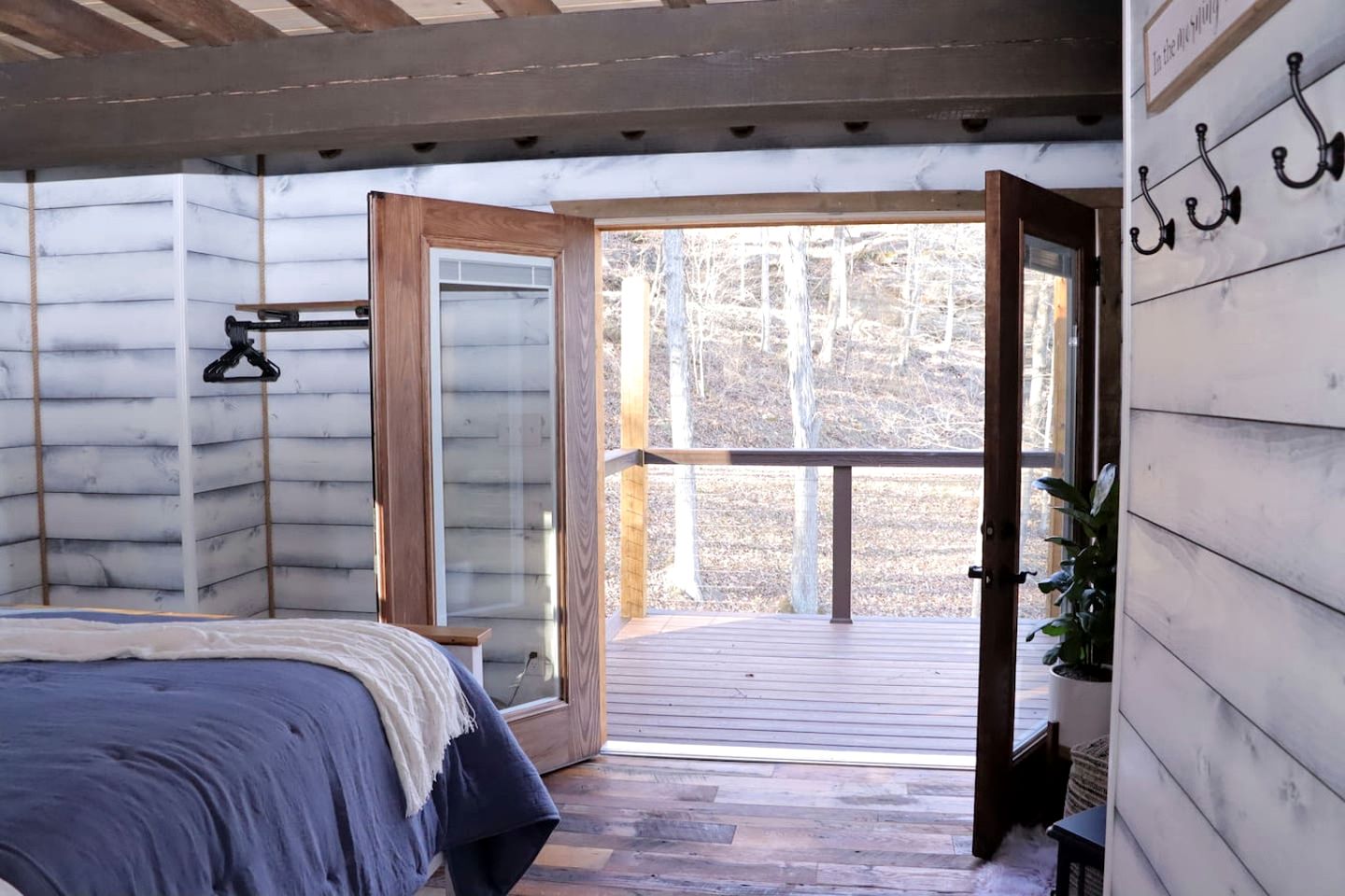 Luxury Lakeview Treehouse with Hot Tub and Private Dock Near Lake Malone, Kentucky