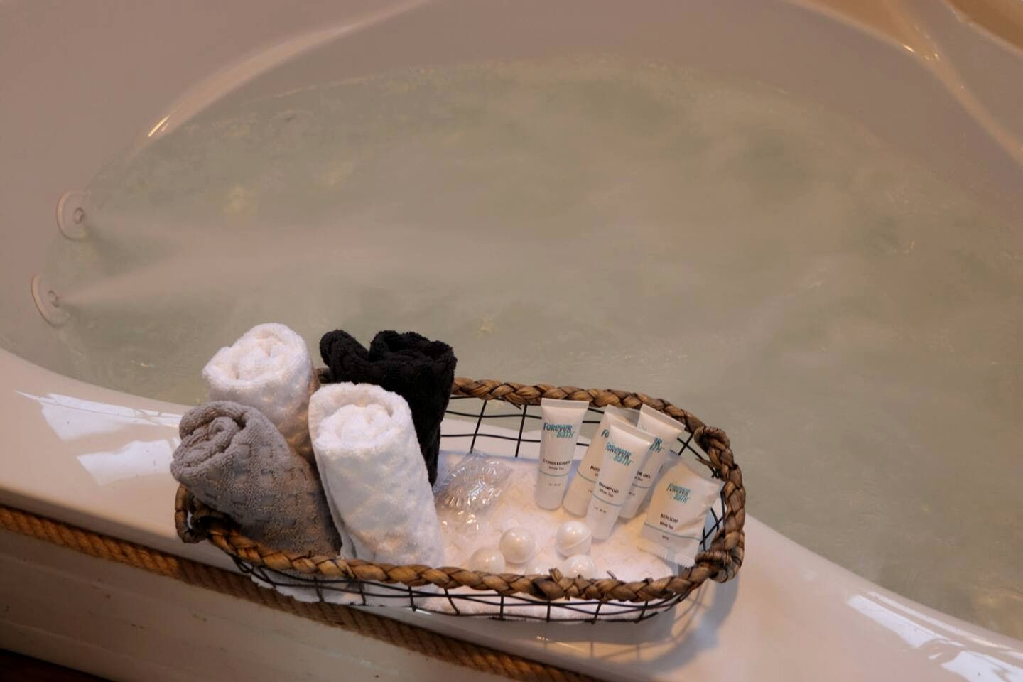 Luxury Lakeview Treehouse with Hot Tub and Private Dock Near Lake Malone, Kentucky