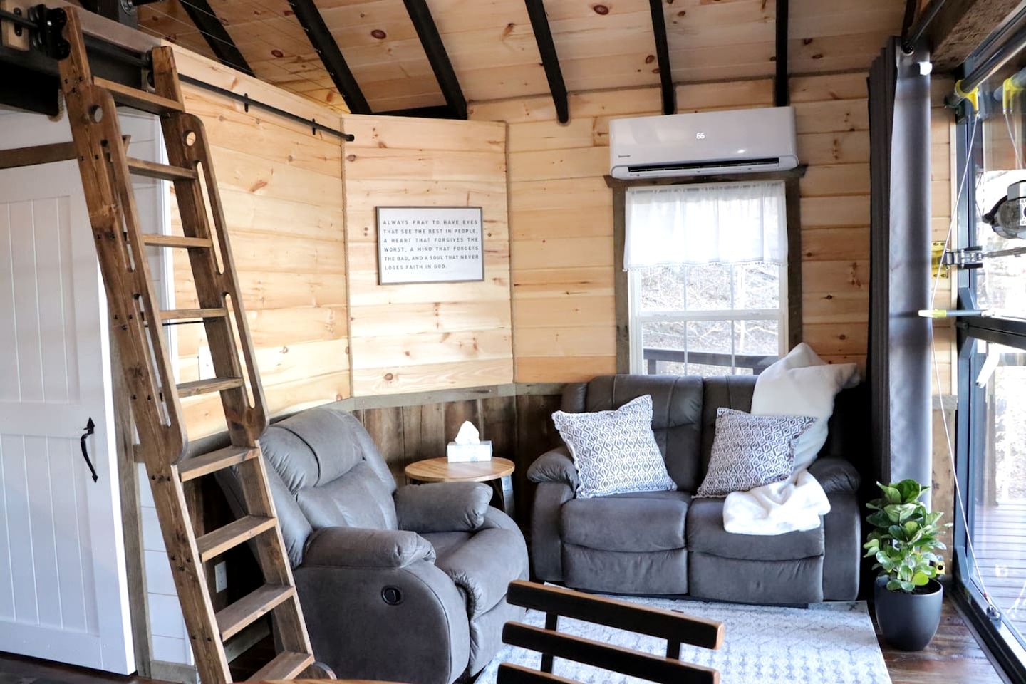 Luxury Lakeview Treehouse with Hot Tub and Private Dock Near Lake Malone, Kentucky