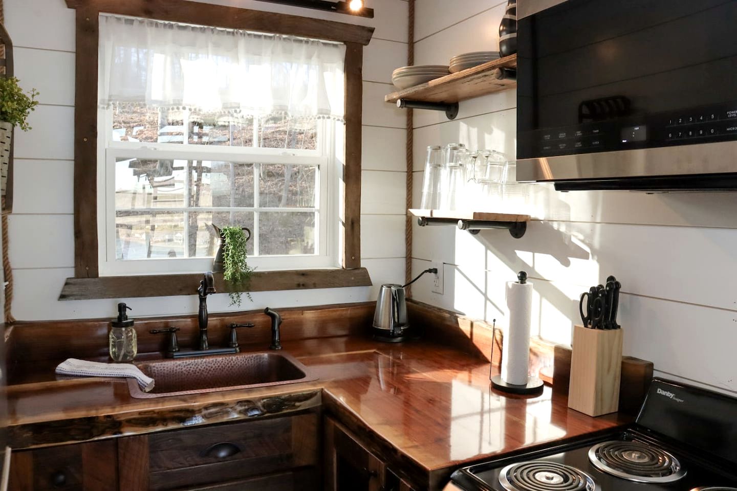 Luxury Lakeview Treehouse with Hot Tub and Private Dock Near Lake Malone, Kentucky