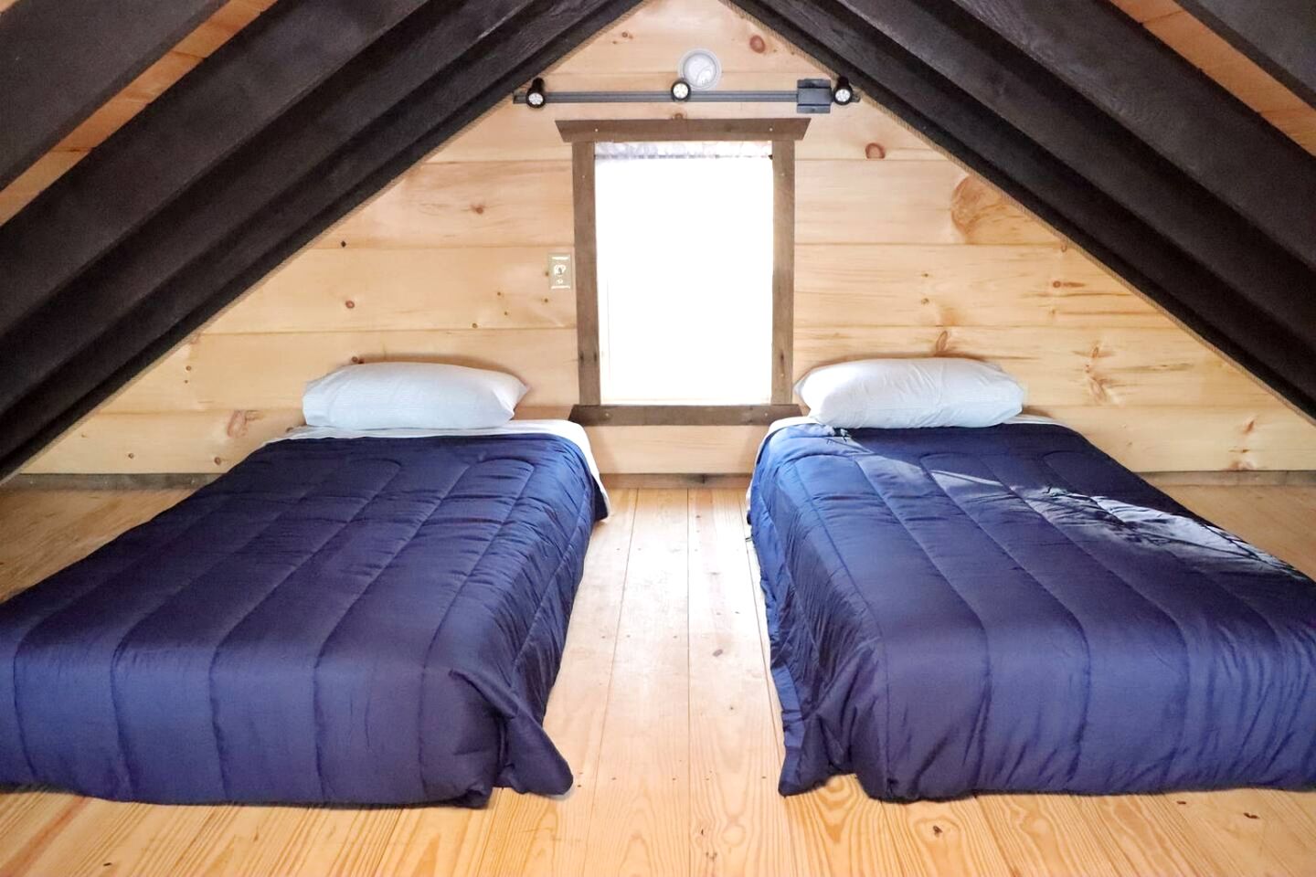 Luxury Lakeview Treehouse with Hot Tub and Private Dock Near Lake Malone, Kentucky