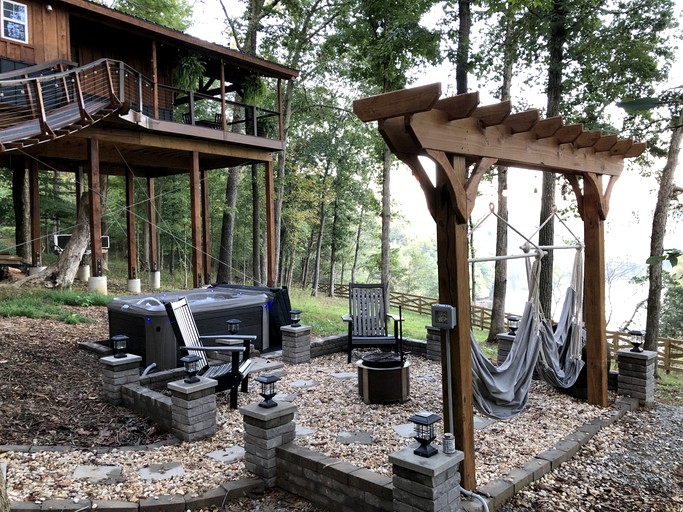 Tree Houses (United States of America, Lewisburg, Kentucky)