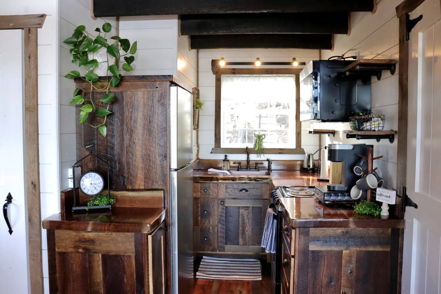 Luxury Lakeview Treehouse with Hot Tub and Private Dock Near Lake Malone, Kentucky