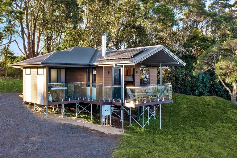 Cool Elevated Cabin in Queensland, with Private Hot Tub, for Perfect Vacations in Australia