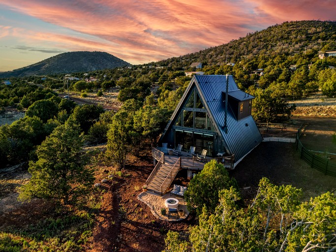 Modern Pet-Friendly A-Frame Cabin Retreat with Stargazing Deck & Mountain Views near Grand Canyon South Rim & Williams, Arizona