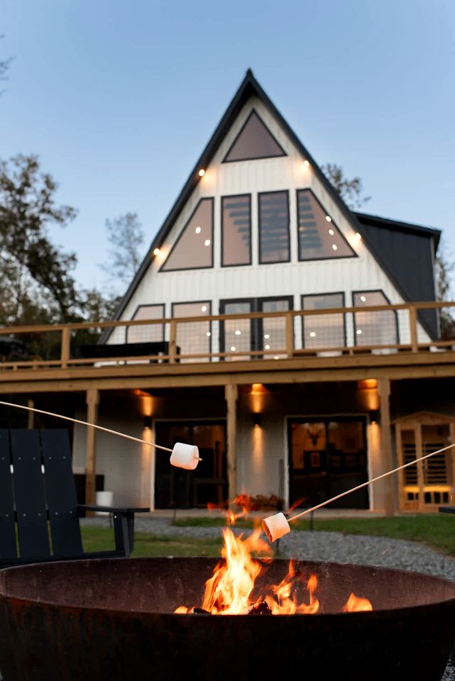 Luxury A-Frame with Hot Tub & Sauna near Wineries in Nelson County, Virginia