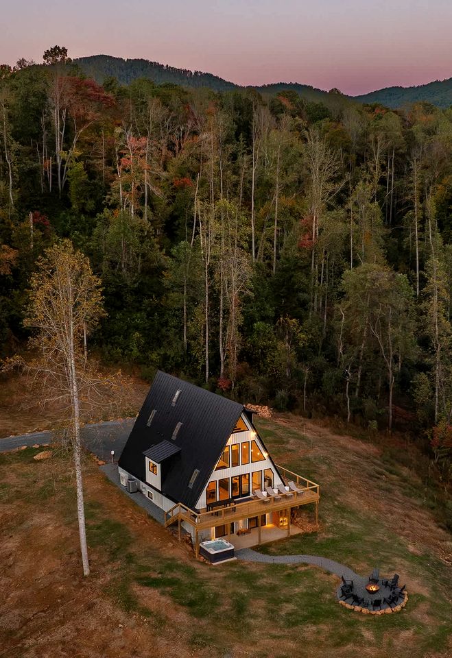 Luxury A-Frame with Hot Tub & Sauna near Wineries in Nelson County, Virginia