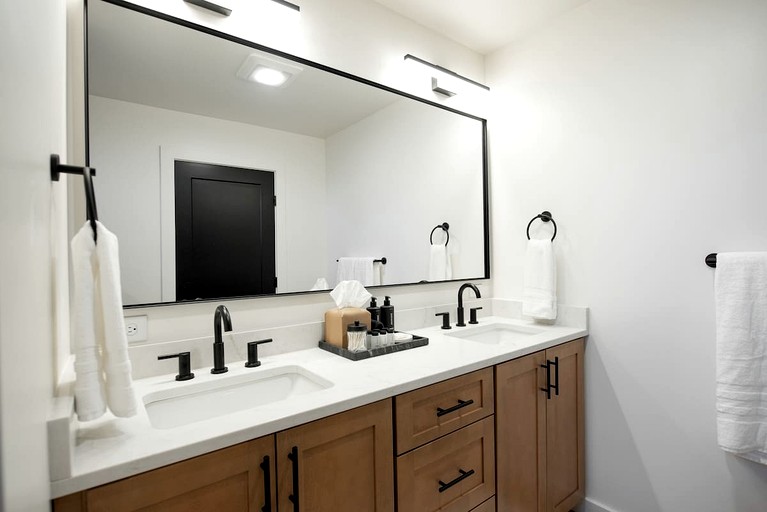 Cabins (United States of America, Faber, Virginia)