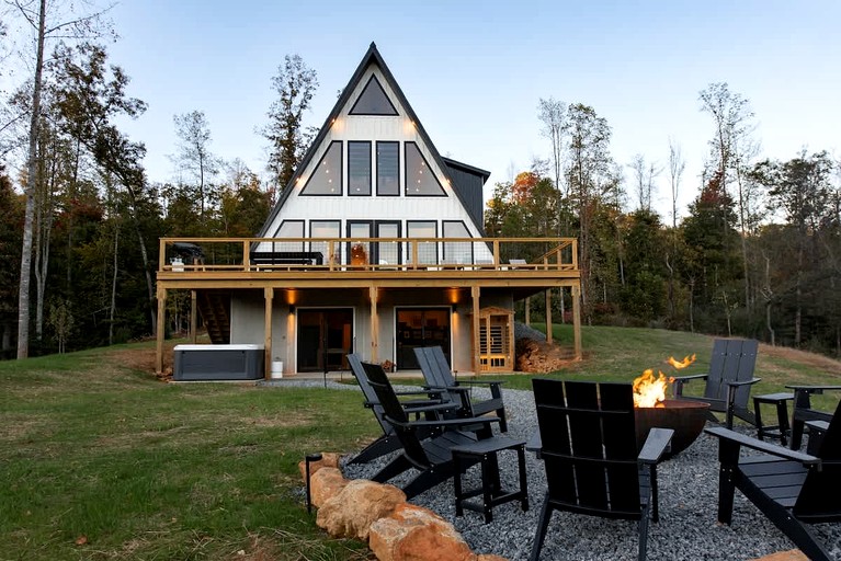 Luxury A-Frame with Hot Tub & Sauna near Wineries in Nelson County, Virginia