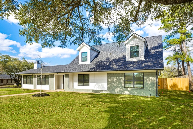 Ultimate Game Day Retreat with Arcade, Pool Table & Fire Pit in College Station, Texas