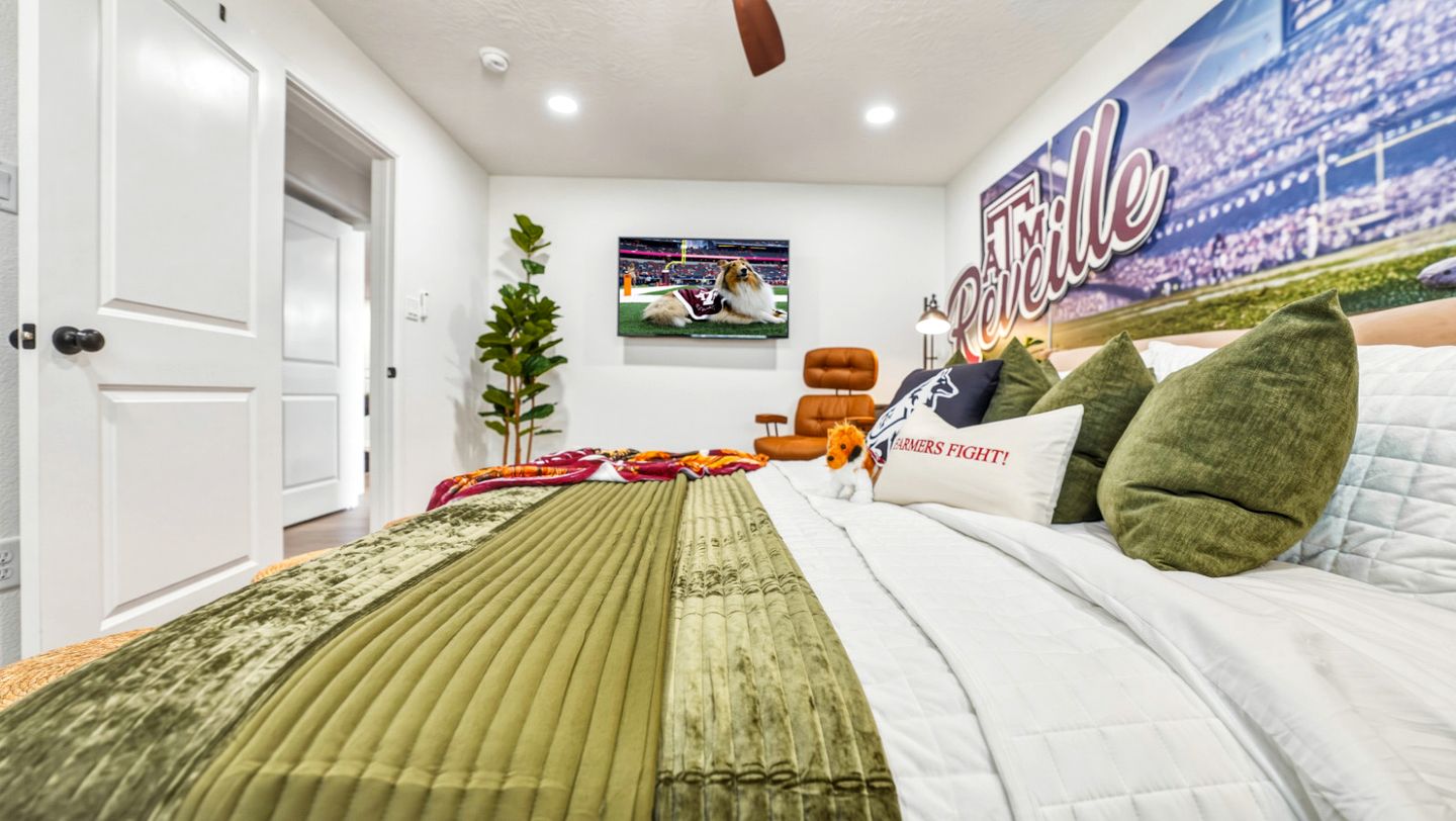 Ultimate Game Day Retreat with Arcade, Pool Table & Fire Pit in College Station, Texas