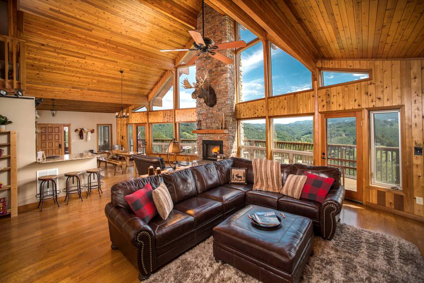Luxurious Cabin Rental with Spectacular Mountain Views and a Hot Tub near Boone, North Carolina