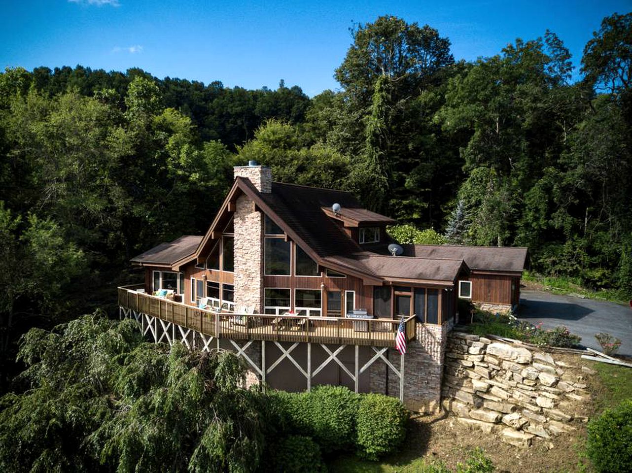 Luxurious Cabin Rental with Spectacular Mountain Views and a Hot Tub near Boone, North Carolina