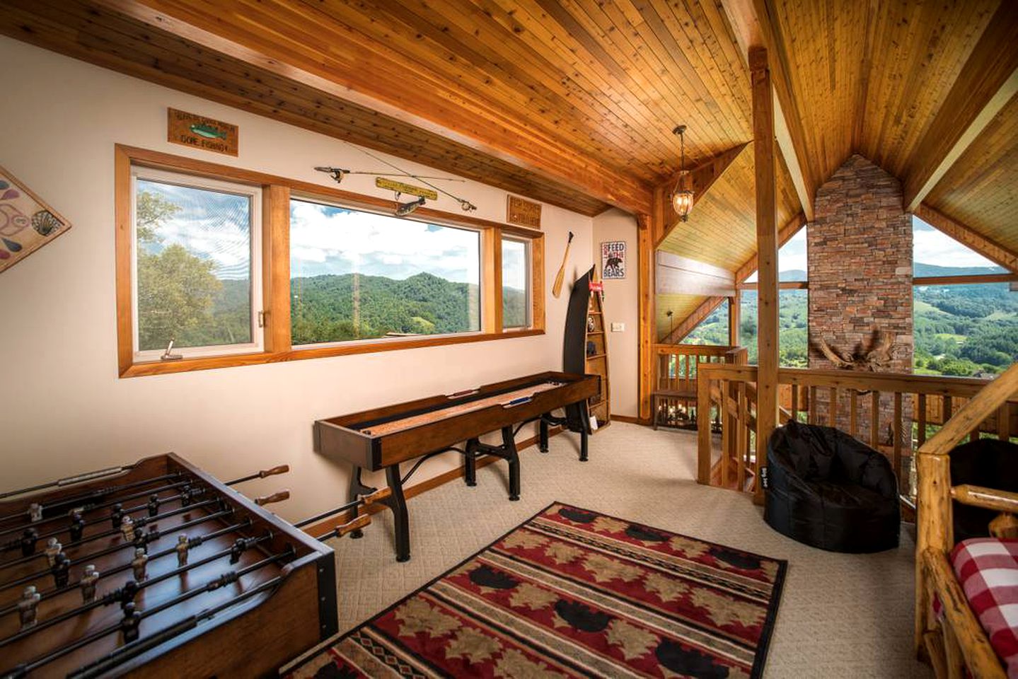 Luxurious Cabin Rental with Spectacular Mountain Views and a Hot Tub near Boone, North Carolina