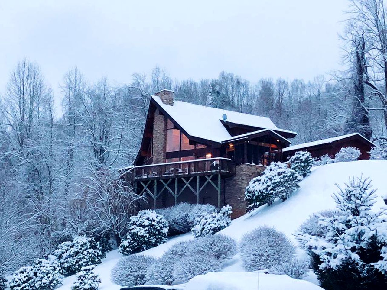 Luxurious Cabin Rental with Spectacular Mountain Views and a Hot Tub near Boone, North Carolina