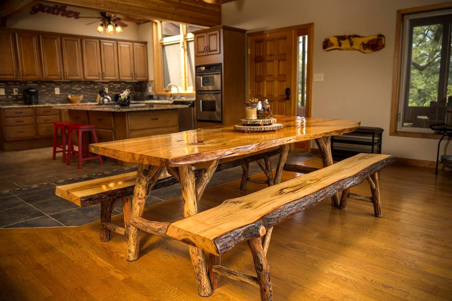 Luxurious Cabin Rental with Spectacular Mountain Views and a Hot Tub near Boone, North Carolina