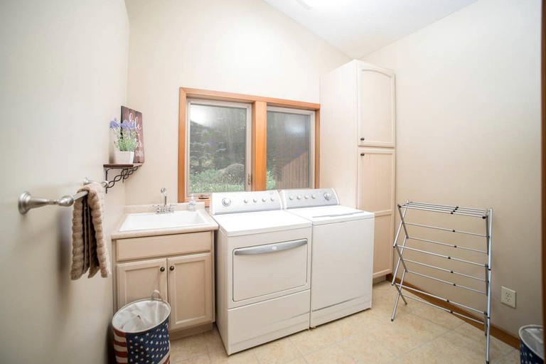 Cabins (Sugar Grove, North Carolina, United States)