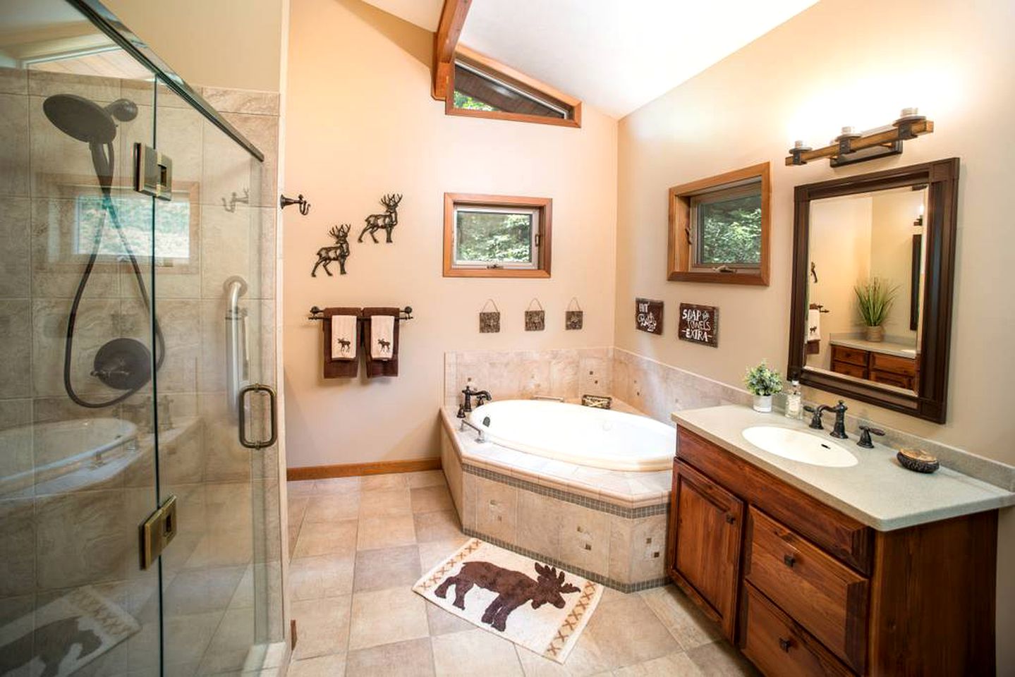 Luxurious Cabin Rental with Spectacular Mountain Views and a Hot Tub near Boone, North Carolina