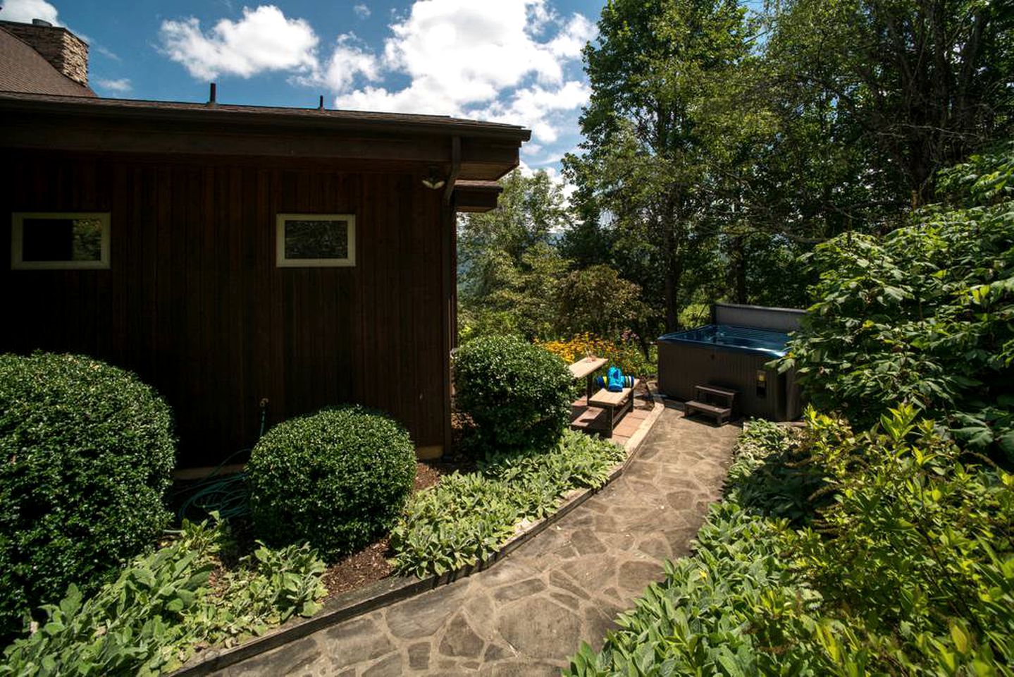 Luxurious Cabin Rental with Spectacular Mountain Views and a Hot Tub near Boone, North Carolina