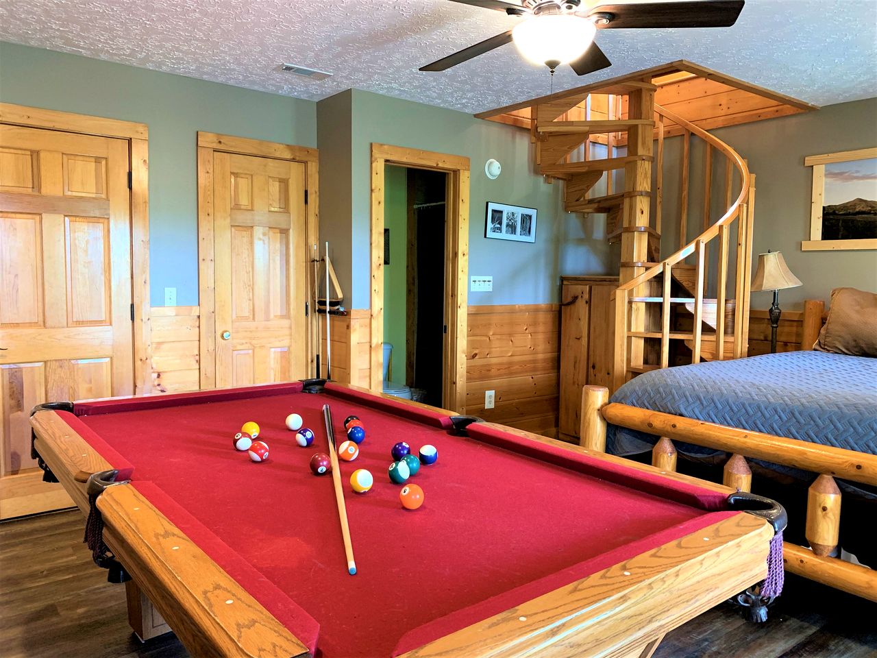 Secluded Cabin with Gorgeous Vistas and Hot-tub in Sevierville, Tennessee