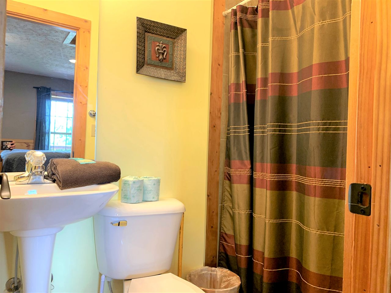 Secluded Cabin with Gorgeous Vistas and Hot-tub in Sevierville, Tennessee