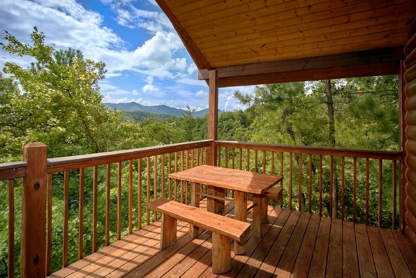Secluded Cabin with Gorgeous Vistas and Hot-tub in Sevierville, Tennessee