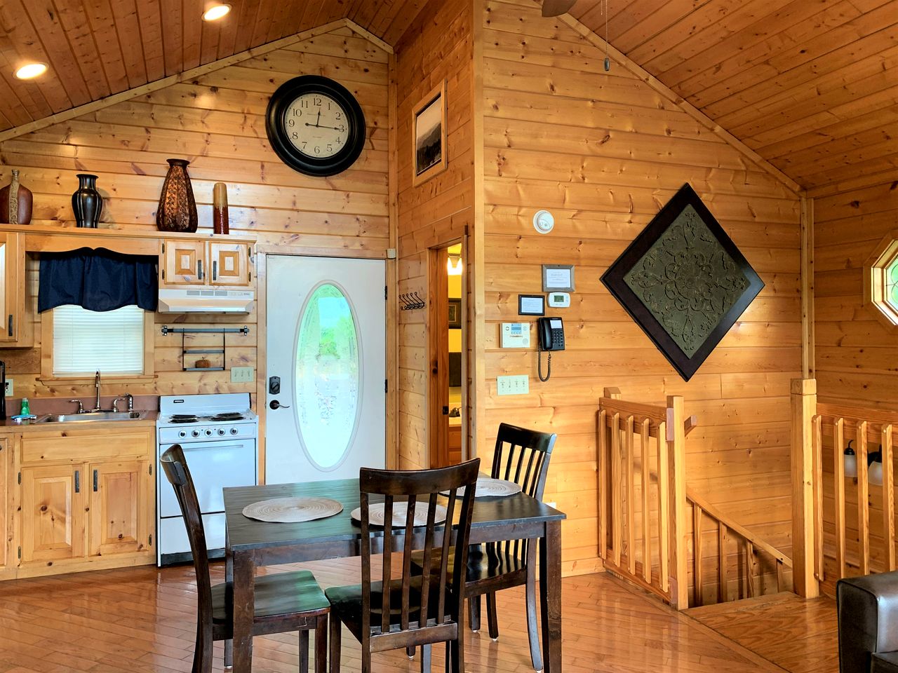 Secluded Cabin with Gorgeous Vistas and Hot-tub in Sevierville, Tennessee